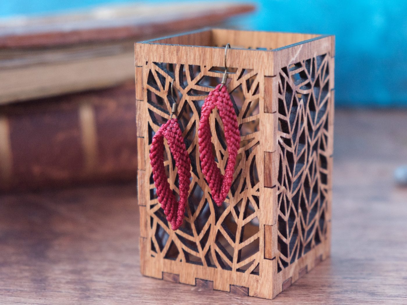 Venus 'Insangare' - Makramee Ohrringe in ovaler Vulva Form mit Öffnung Venus 'Insangare' - Makramee Ohrringe in ovaler Vulva Form mit Öffnung