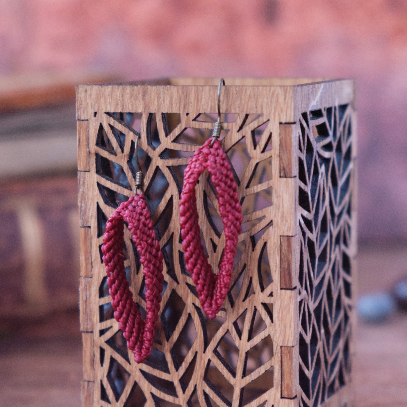 Venus 'Insangare' - Makramee Ohrringe in ovaler Vulva Form mit Öffnung Venus 'Insangare' - Makramee Ohrringe in ovaler Vulva Form mit Öffnung