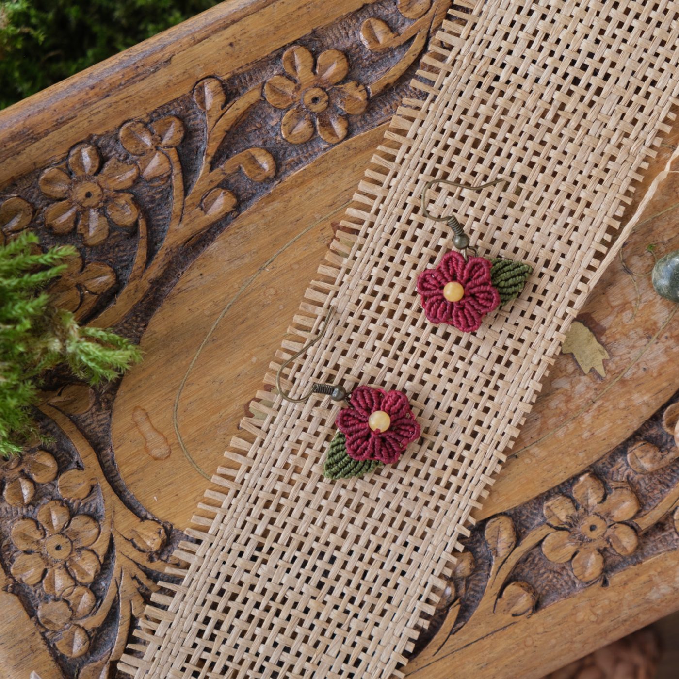 Blütenzauber 'Alma' - Makramee Ohrringe mit Blüte und Blatt verziert Blütenzauber 'Alma' - Makramee Ohrringe mit Blüte und Blatt verziert