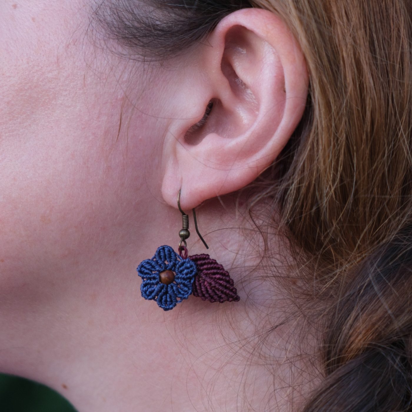 Blütenzauber 'Alma' - Makramee Ohrringe mit Blüte und Blatt verziert Blütenzauber 'Alma' - Makramee Ohrringe mit Blüte und Blatt verziert