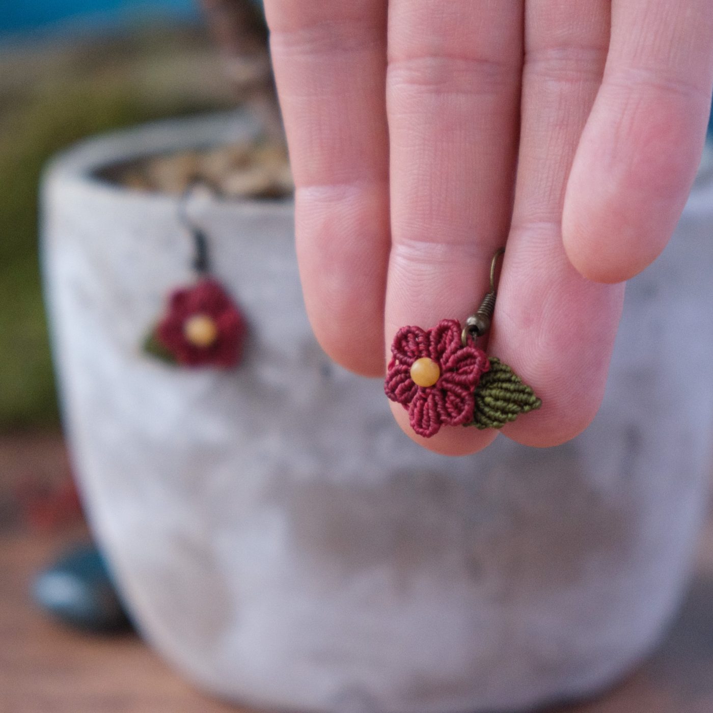 Blütenzauber 'Alma' - Makramee Ohrringe mit Blüte und Blatt verziert Blütenzauber 'Alma' - Makramee Ohrringe mit Blüte und Blatt verziert