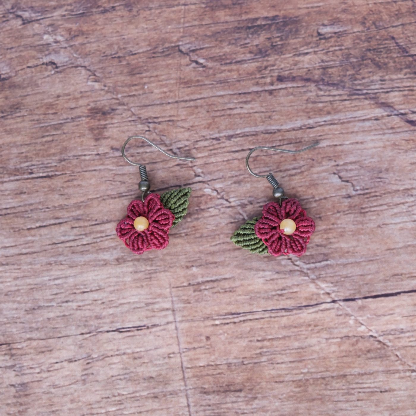 Blütenzauber 'Alma' - Makramee Ohrringe mit Blüte und Blatt verziert Blütenzauber 'Alma' - Makramee Ohrringe mit Blüte und Blatt verziert