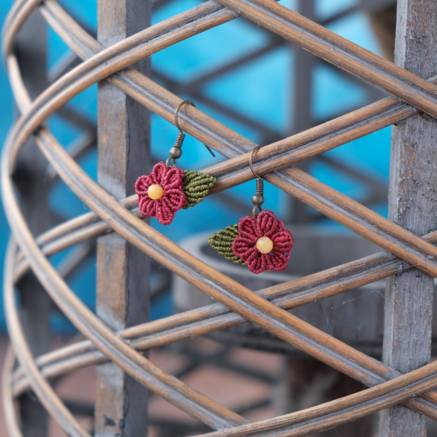 Blütenzauber 'Alma' - Makramee Ohrringe mit Blüte und Blatt verziert Blütenzauber 'Alma' - Makramee Ohrringe mit Blüte und Blatt verziert