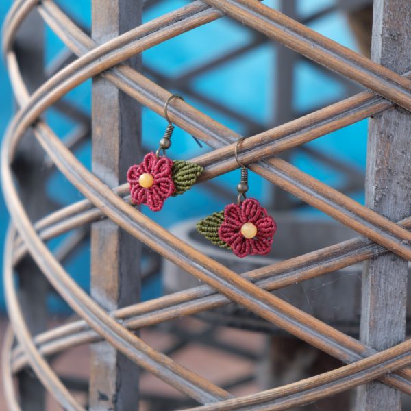 Blütenzauber 'Alma' - Makramee Ohrringe mit Blüte und Blatt verziert Blütenzauber 'Alma' - Makramee Ohrringe mit Blüte und Blatt verziert