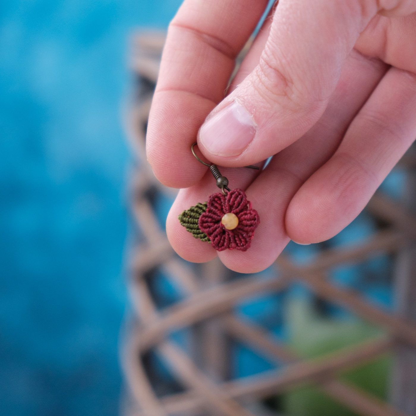 Blütenzauber 'Alma' - Makramee Ohrringe mit Blüte und Blatt verziert Blütenzauber 'Alma' - Makramee Ohrringe mit Blüte und Blatt verziert