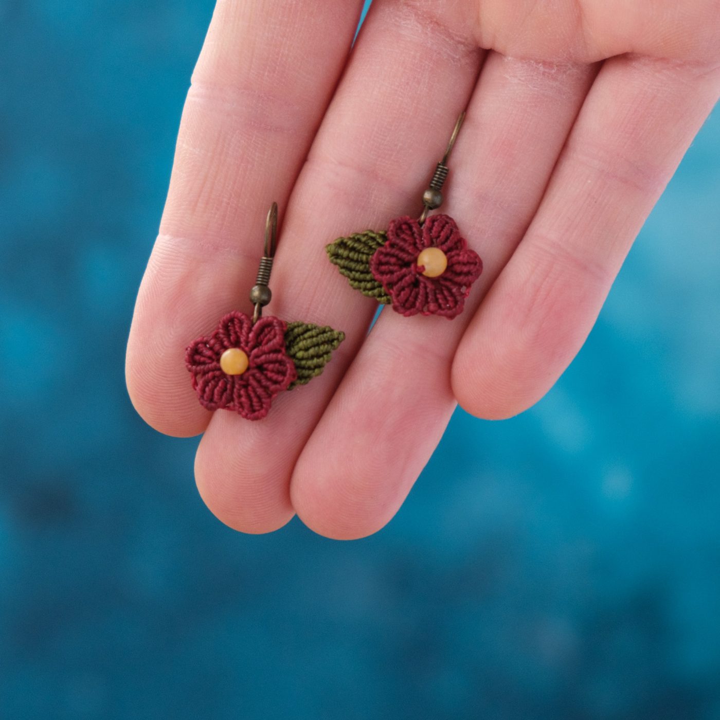 Blütenzauber 'Alma' - Makramee Ohrringe mit Blüte und Blatt verziert Blütenzauber 'Alma' - Makramee Ohrringe mit Blüte und Blatt verziert