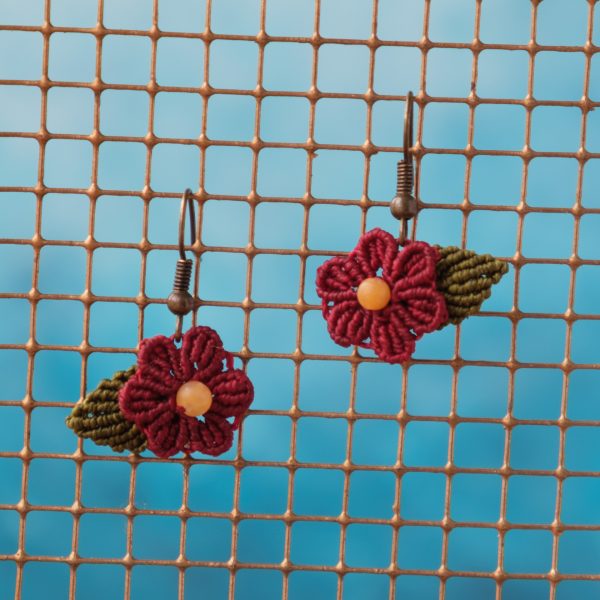 Blütenzauber 'Alma' - Makramee Ohrringe mit Blüte und Blatt verziert Blütenzauber 'Alma' - Makramee Ohrringe mit Blüte und Blatt verziert