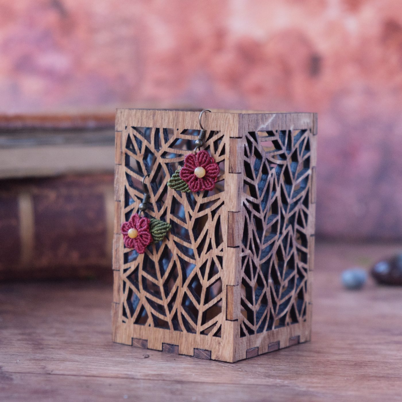 Blütenzauber 'Alma' - Makramee Ohrringe mit Blüte und Blatt verziert Blütenzauber 'Alma' - Makramee Ohrringe mit Blüte und Blatt verziert