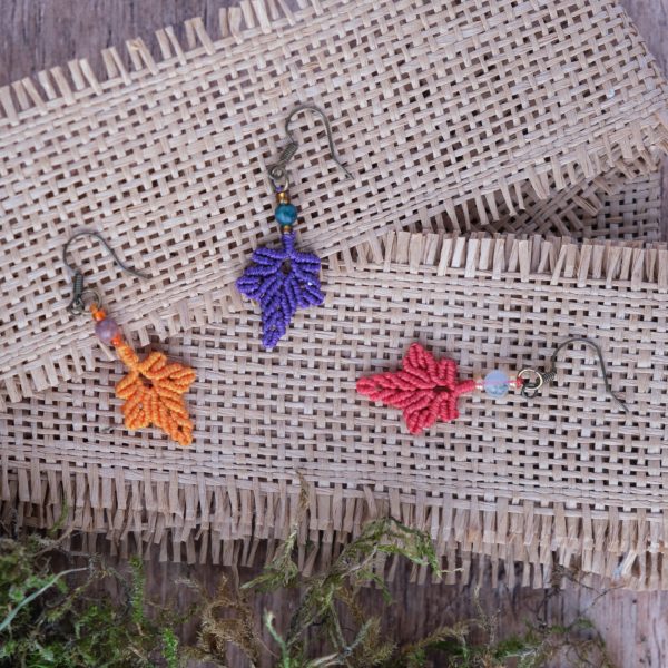 Herbstblatt 'Lillassea' - Makramee Ohrringe mit einem Herbstblatt und Perle Herbstblatt 'Lillassea' - Makramee Ohrringe mit einem Herbstblatt und Perle