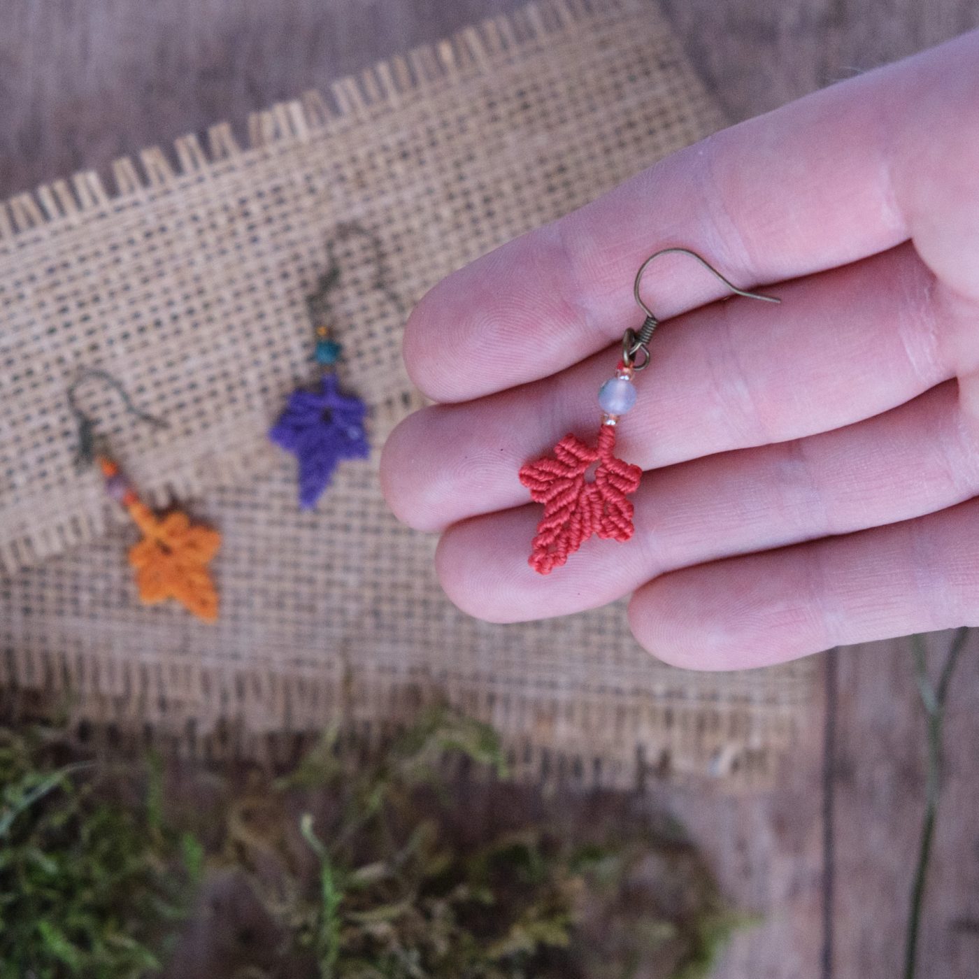Herbstblatt 'Lillassea' - Makramee Ohrringe mit einem Herbstblatt und Perle Herbstblatt 'Lillassea' - Makramee Ohrringe mit einem Herbstblatt und Perle