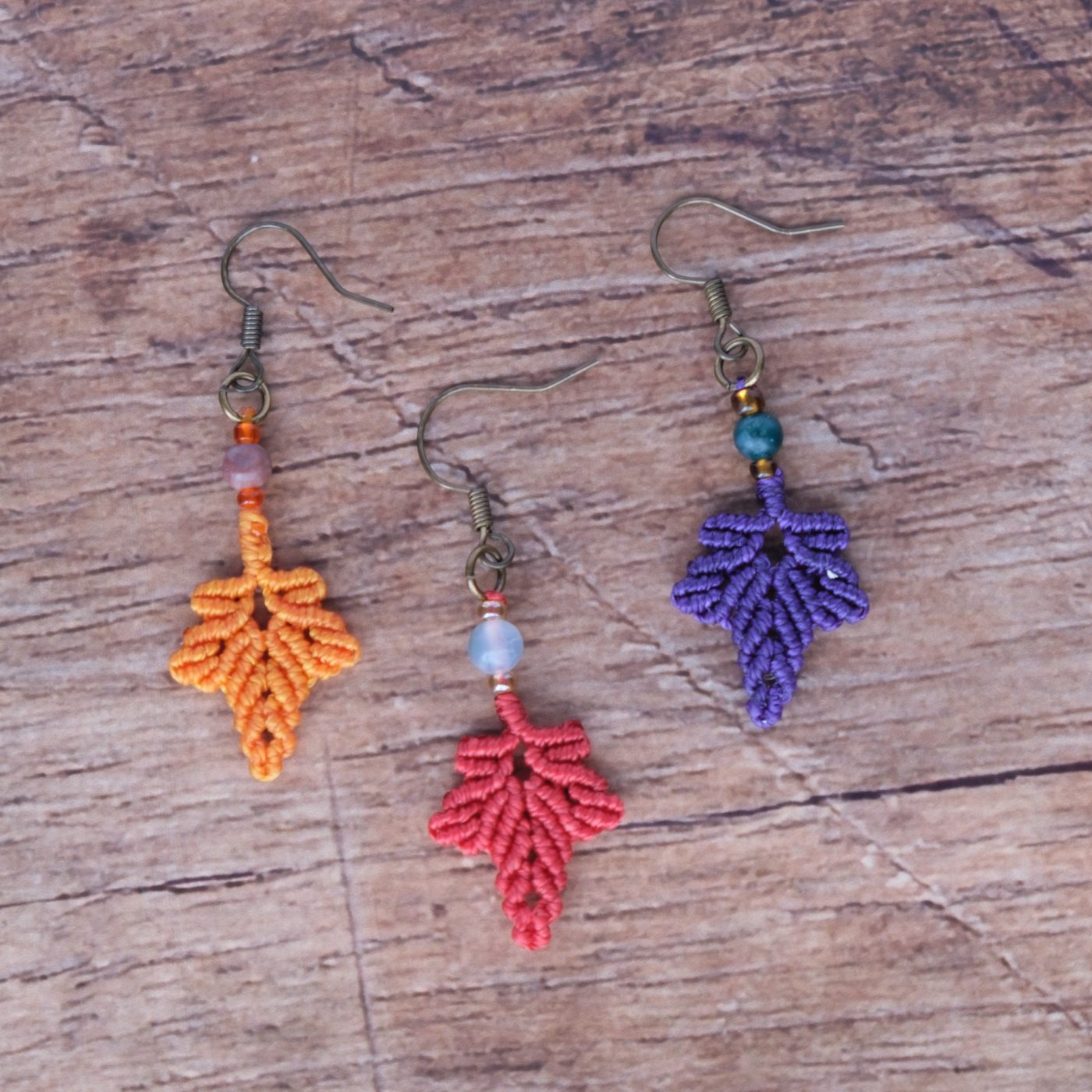 Herbstblatt 'Lillassea' - Makramee Ohrringe mit einem Herbstblatt und Perle Herbstblatt 'Lillassea' - Makramee Ohrringe mit einem Herbstblatt und Perle