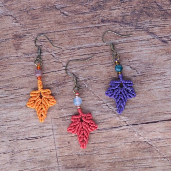 Herbstblatt 'Lillassea' - Makramee Ohrringe mit einem Herbstblatt und Perle Herbstblatt 'Lillassea' - Makramee Ohrringe mit einem Herbstblatt und Perle