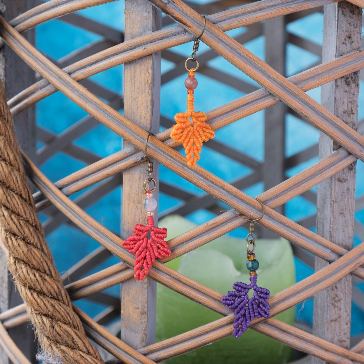 Herbstblatt 'Lillassea' - Makramee Ohrringe mit einem Herbstblatt und Perle Herbstblatt 'Lillassea' - Makramee Ohrringe mit einem Herbstblatt und Perle