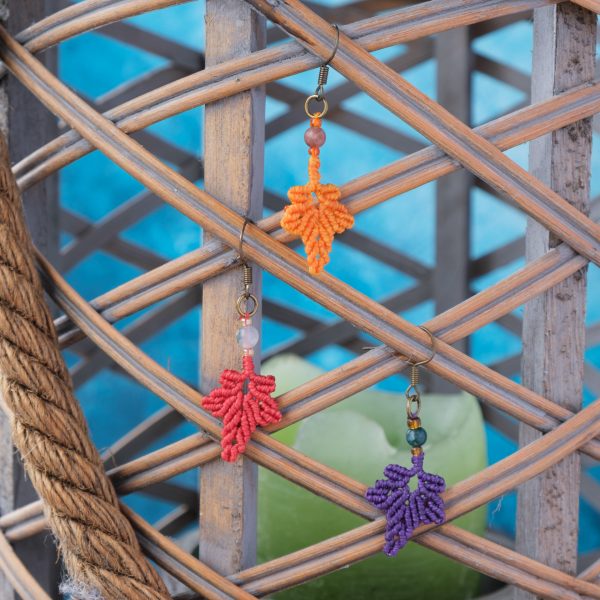 Herbstblatt 'Lillassea' - Makramee Ohrringe mit einem Herbstblatt und Perle Herbstblatt 'Lillassea' - Makramee Ohrringe mit einem Herbstblatt und Perle