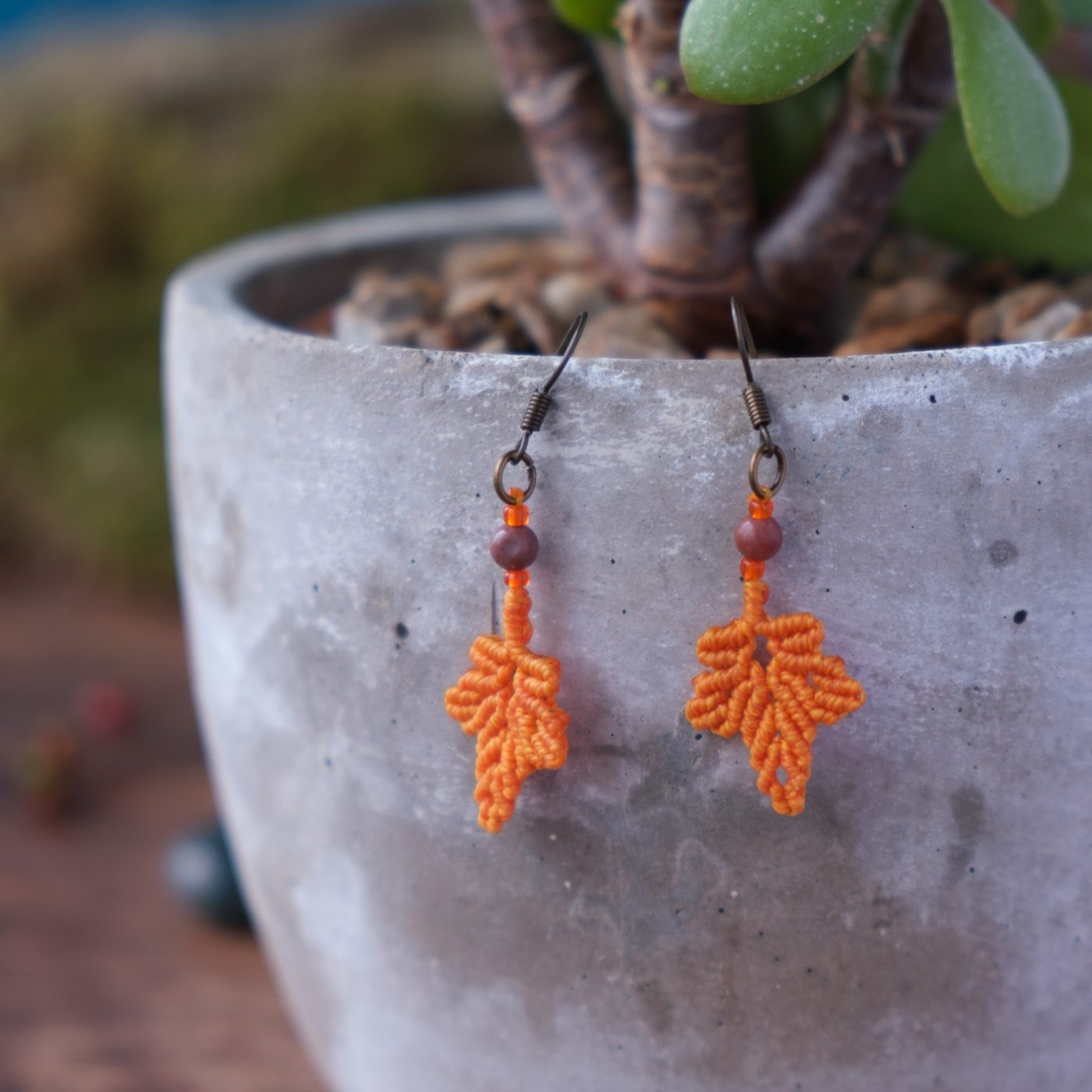 Herbstblatt 'Lillassea' - Makramee Ohrringe mit einem Herbstblatt und Perle Herbstblatt 'Lillassea' - Makramee Ohrringe mit einem Herbstblatt und Perle