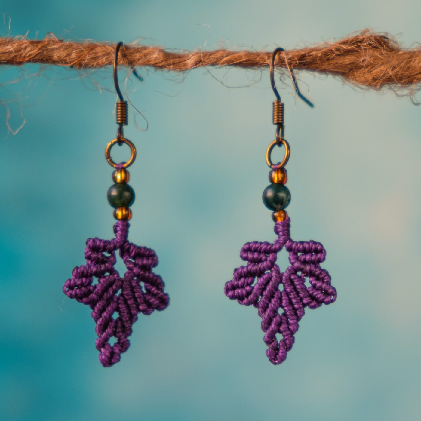 Herbstblatt 'Lillassea' - Makramee Ohrringe mit einem Herbstblatt und Perle Herbstblatt 'Lillassea' - Makramee Ohrringe mit einem Herbstblatt und Perle