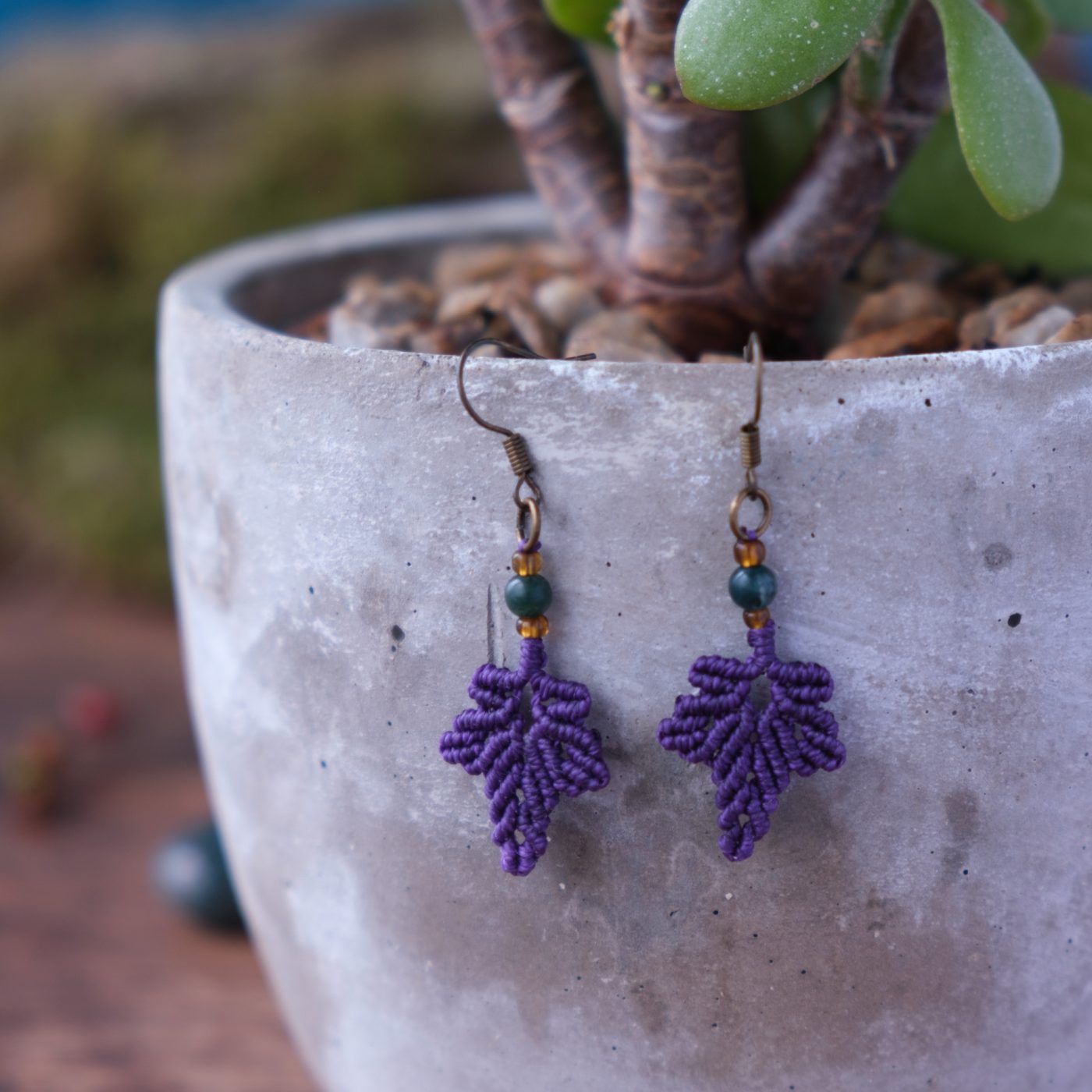 Herbstblatt 'Lillassea' - Makramee Ohrringe mit einem Herbstblatt und Perle Herbstblatt 'Lillassea' - Makramee Ohrringe mit einem Herbstblatt und Perle