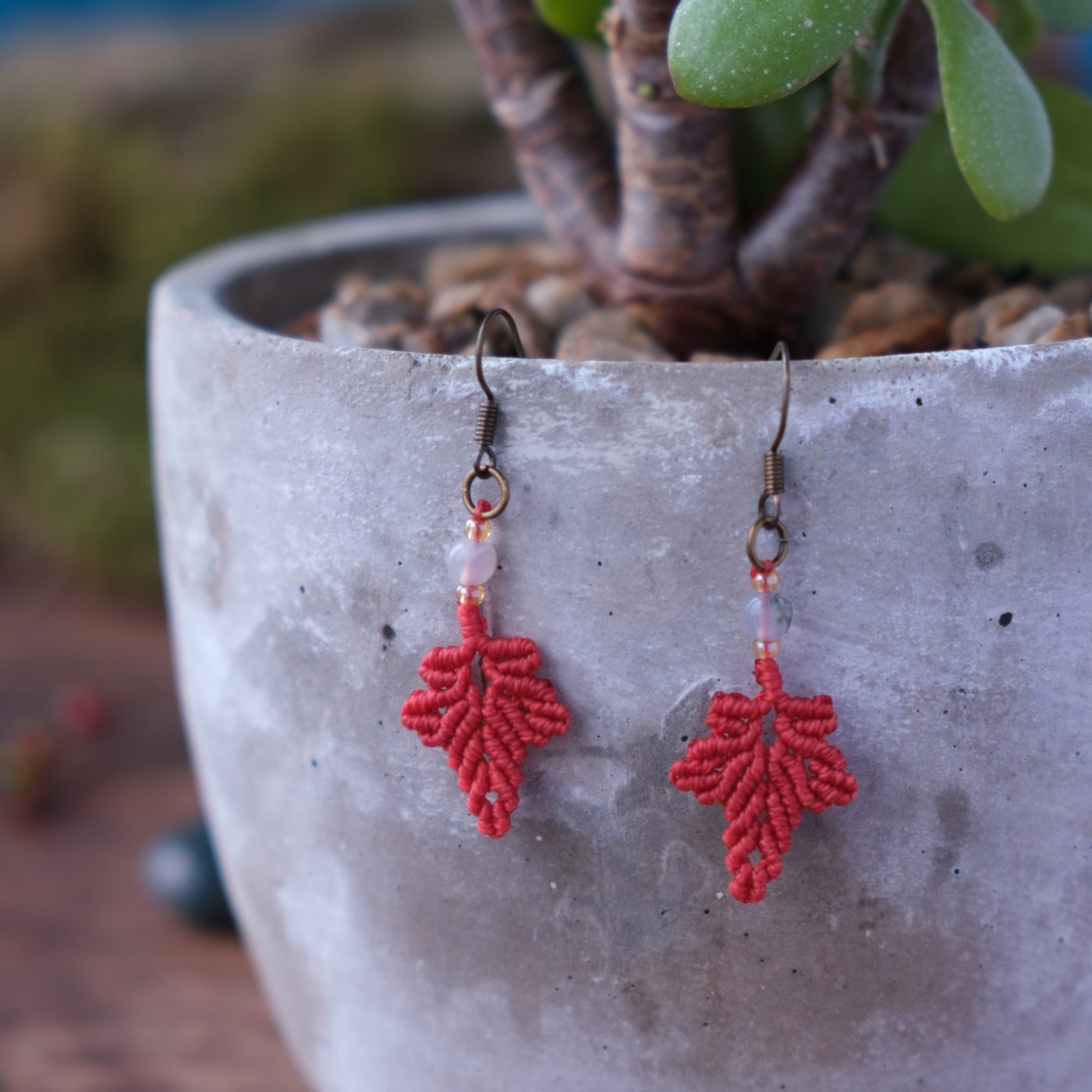 Herbstblatt 'Lillassea' - Makramee Ohrringe mit einem Herbstblatt und Perle Herbstblatt 'Lillassea' - Makramee Ohrringe mit einem Herbstblatt und Perle