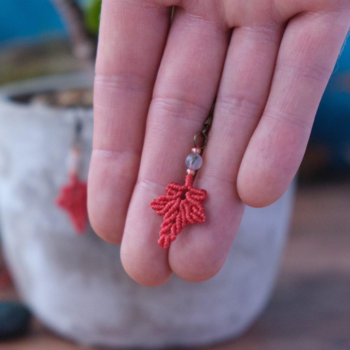 Herbstblatt 'Lillassea' - Makramee Ohrringe mit einem Herbstblatt und Perle Herbstblatt 'Lillassea' - Makramee Ohrringe mit einem Herbstblatt und Perle