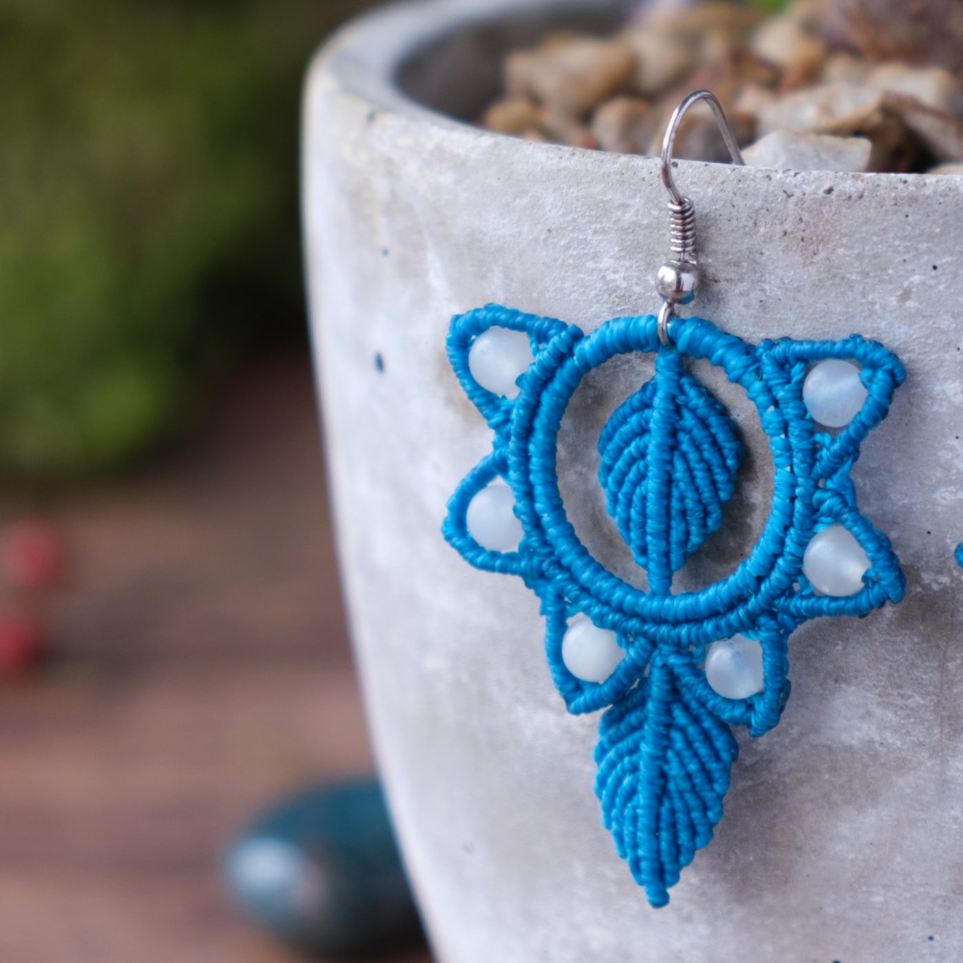 Blattfall 'Lasselanta' - Makramee Ohrringe mit kleinen Blättern und Perlen verziert Blattfall 'Lasselanta' - Makramee Ohrringe mit kleinen Blättern und Perlen verziert