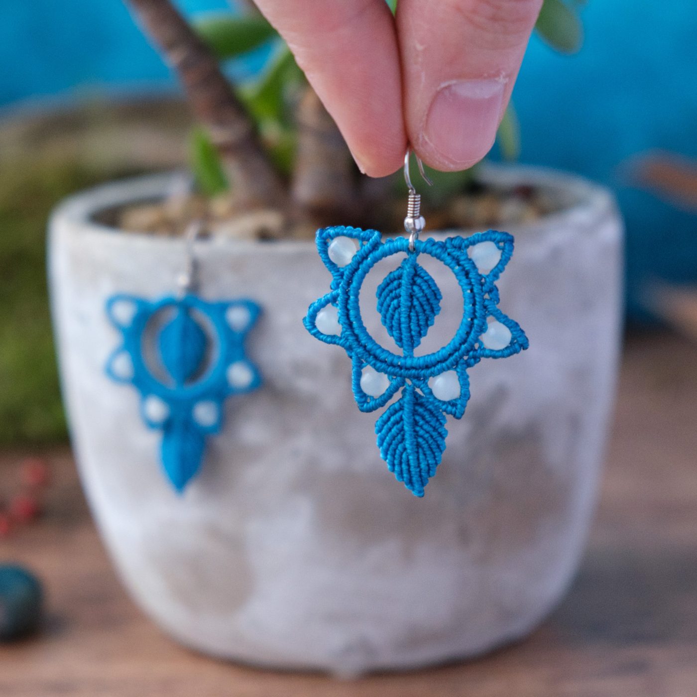 Blattfall 'Lasselanta' - Makramee Ohrringe mit kleinen Blättern und Perlen verziert Blattfall 'Lasselanta' - Makramee Ohrringe mit kleinen Blättern und Perlen verziert