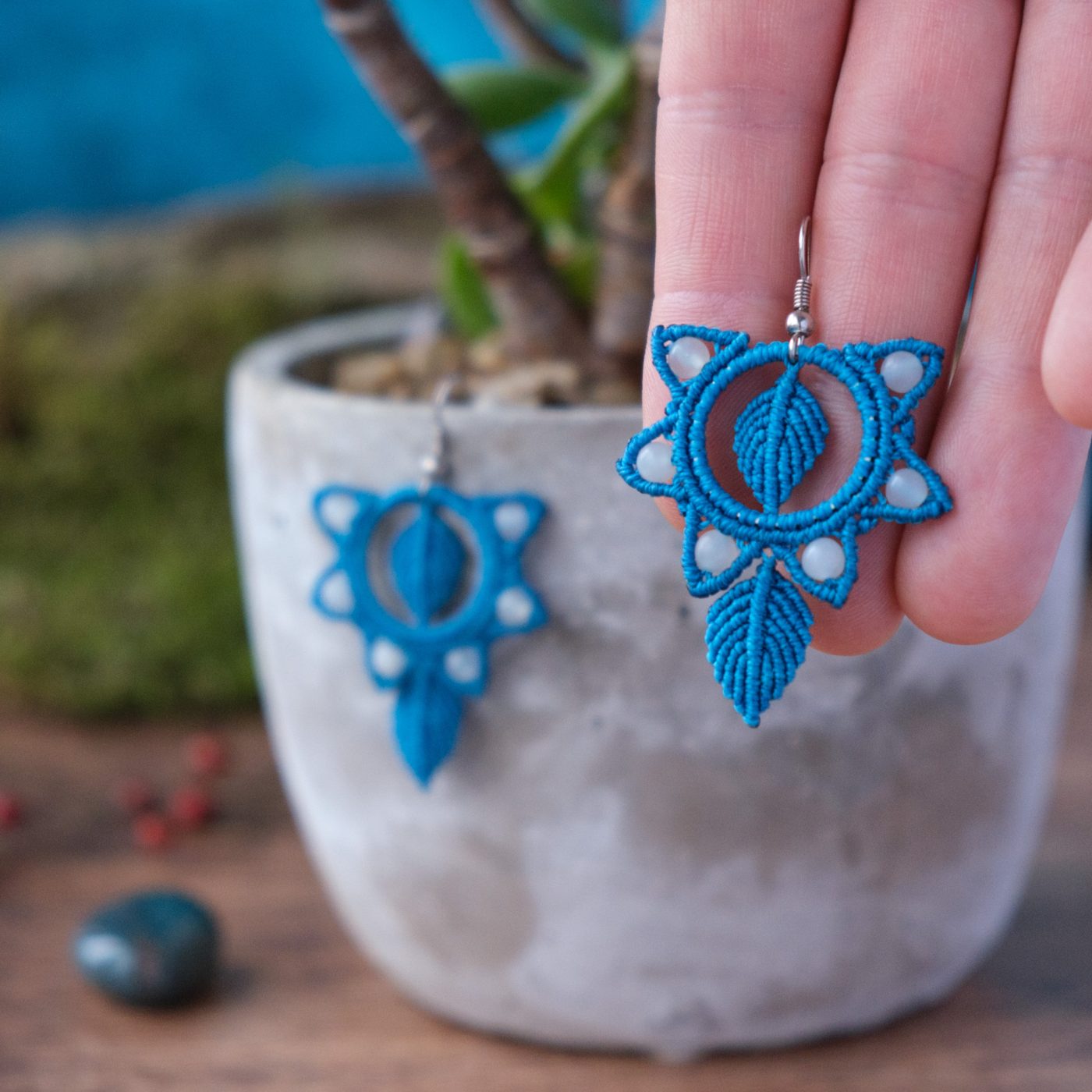 Blattfall 'Lasselanta' - Makramee Ohrringe mit kleinen Blättern und Perlen verziert Blattfall 'Lasselanta' - Makramee Ohrringe mit kleinen Blättern und Perlen verziert