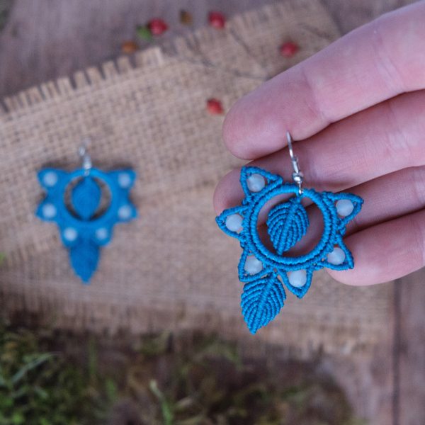 Blattfall 'Lasselanta' - Makramee Ohrringe mit kleinen Blättern und Perlen verziert Blattfall 'Lasselanta' - Makramee Ohrringe mit kleinen Blättern und Perlen verziert