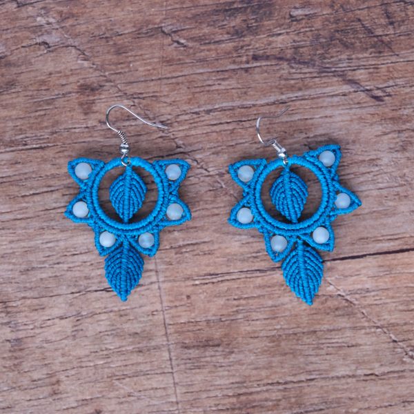 Blattfall 'Lasselanta' - Makramee Ohrringe mit kleinen Blättern und Perlen verziert Blattfall 'Lasselanta' - Makramee Ohrringe mit kleinen Blättern und Perlen verziert