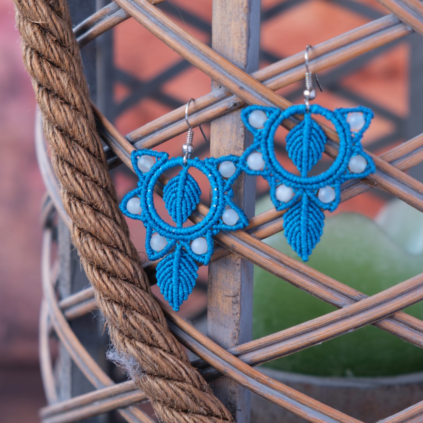 Blattfall 'Lasselanta' - Makramee Ohrringe mit kleinen Blättern und Perlen verziert Blattfall 'Lasselanta' - Makramee Ohrringe mit kleinen Blättern und Perlen verziert