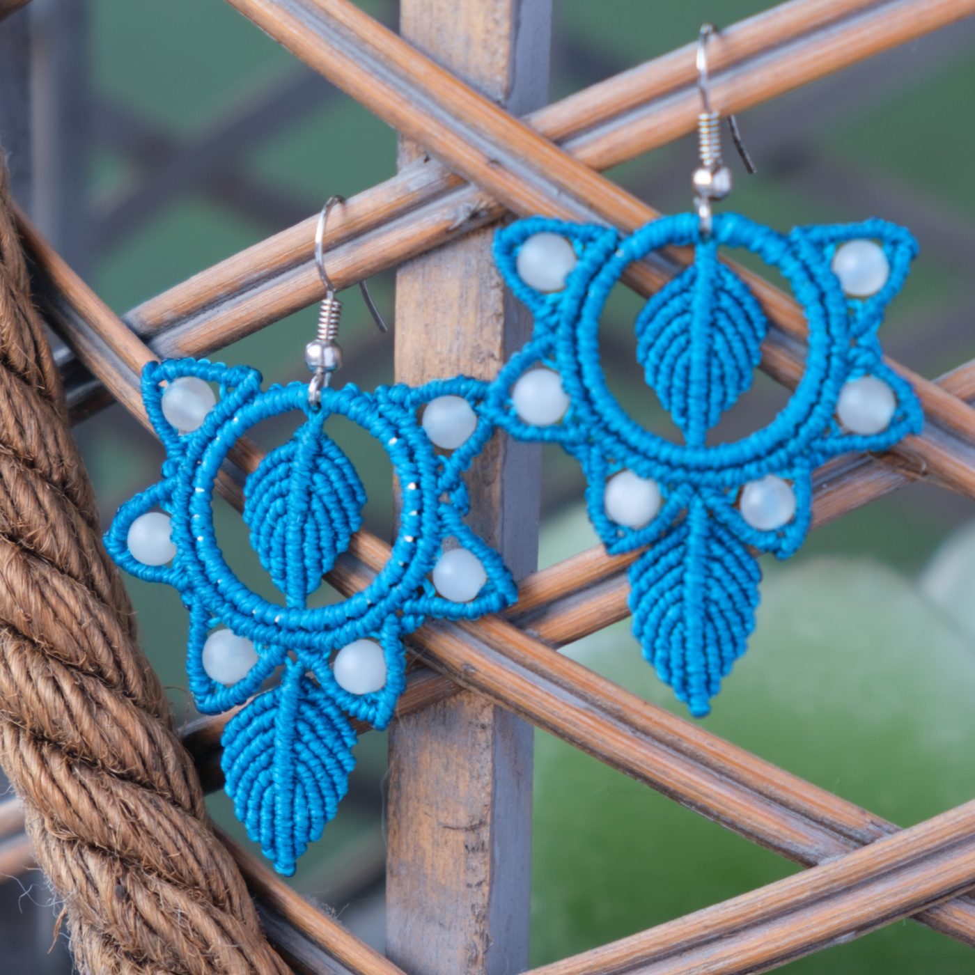 Blattfall 'Lasselanta' - Makramee Ohrringe mit kleinen Blättern und Perlen verziert Blattfall 'Lasselanta' - Makramee Ohrringe mit kleinen Blättern und Perlen verziert