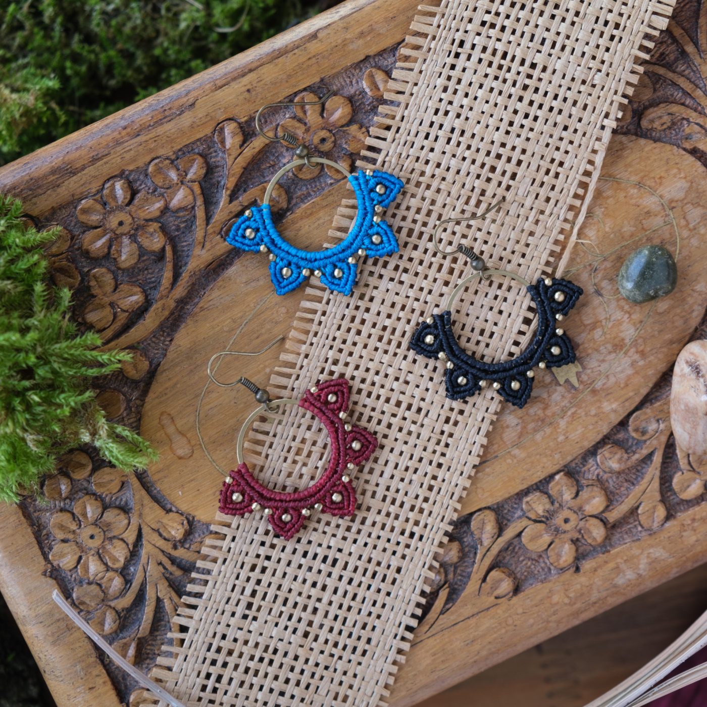 Blütenspitz 'Aicasse' - Makramee Ohrringe mit mehreren kleinen Blüten im Halbkreis Blütenspitz 'Aicasse' - Makramee Ohrringe mit mehreren kleinen Blüten im Halbkreis