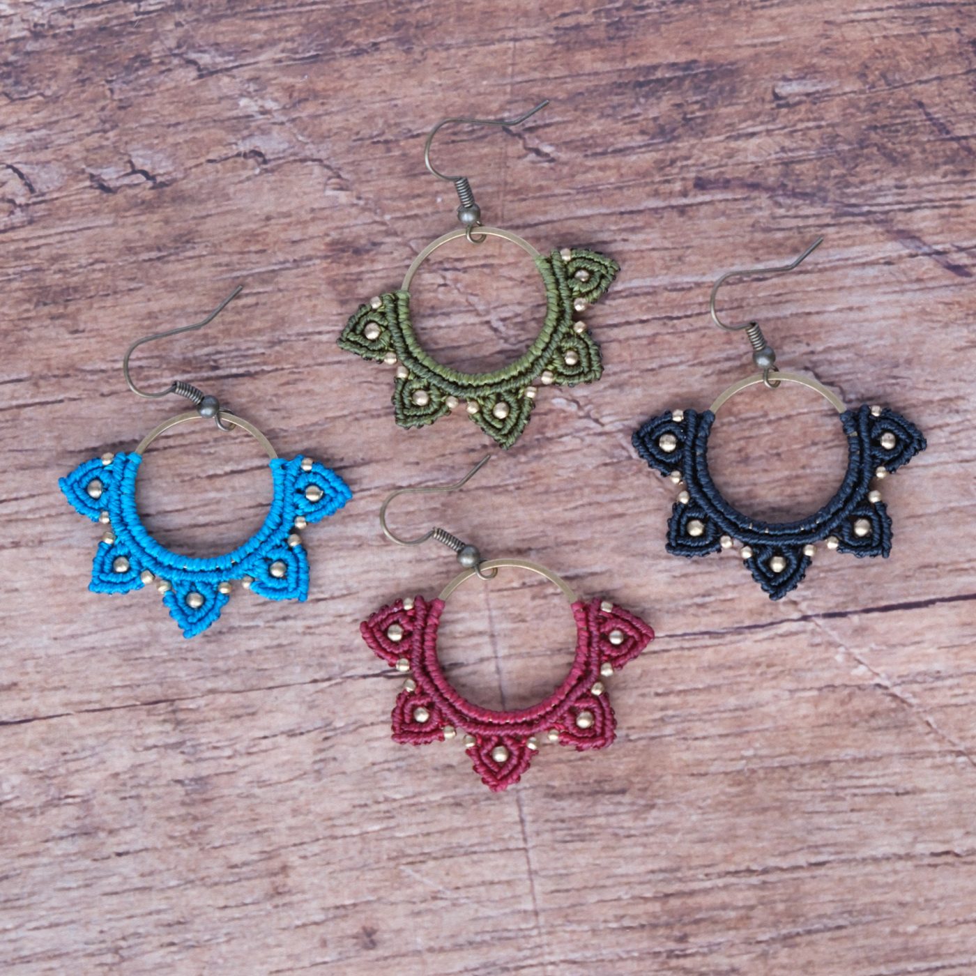 Blütenspitz 'Aicasse' - Makramee Ohrringe mit mehreren kleinen Blüten im Halbkreis Blütenspitz 'Aicasse' - Makramee Ohrringe mit mehreren kleinen Blüten im Halbkreis