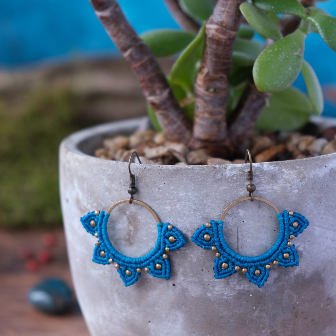 Blütenspitz 'Aicasse' - Makramee Ohrringe mit mehreren kleinen Blüten im Halbkreis Blütenspitz 'Aicasse' - Makramee Ohrringe mit mehreren kleinen Blüten im Halbkreis