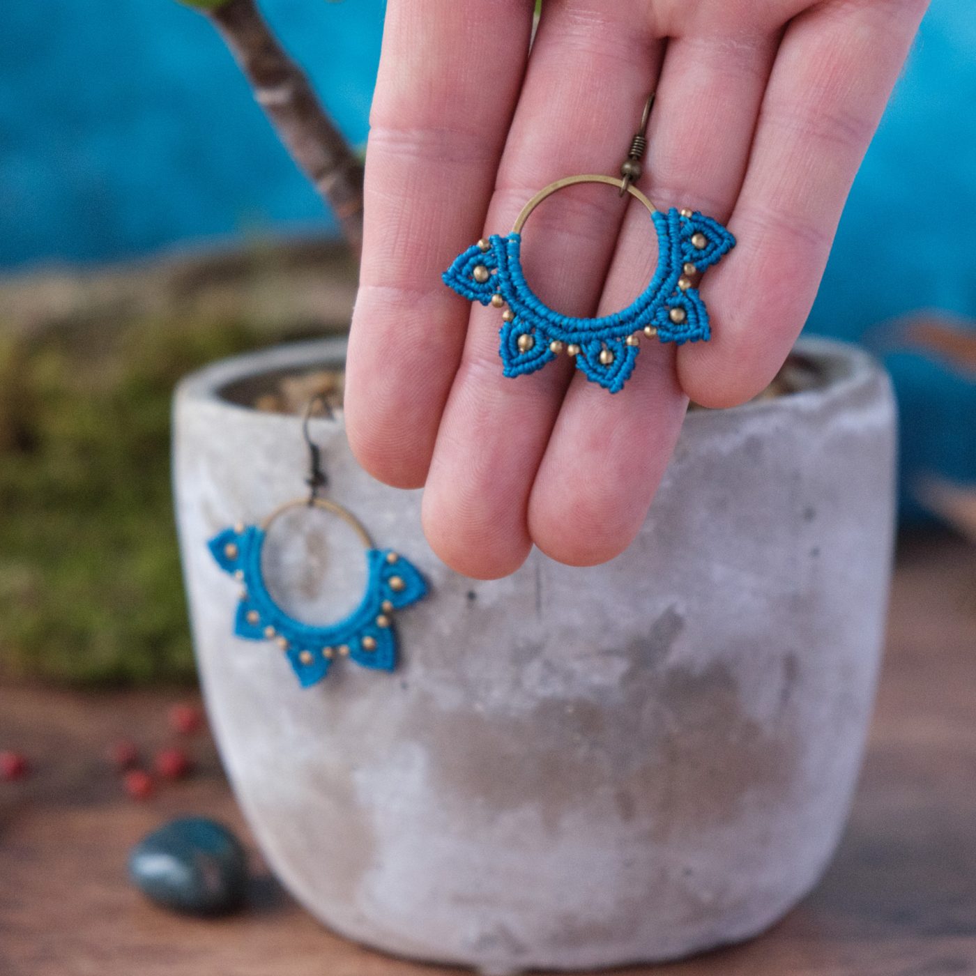 Blütenspitz 'Aicasse' - Makramee Ohrringe mit mehreren kleinen Blüten im Halbkreis Blütenspitz 'Aicasse' - Makramee Ohrringe mit mehreren kleinen Blüten im Halbkreis