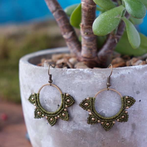 Blütenspitz 'Aicasse' - Makramee Ohrringe mit mehreren kleinen Blüten im Halbkreis Blütenspitz 'Aicasse' - Makramee Ohrringe mit mehreren kleinen Blüten im Halbkreis