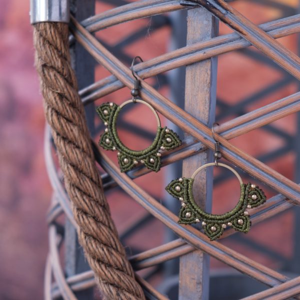 Blütenspitz 'Aicasse' - Makramee Ohrringe mit mehreren kleinen Blüten im Halbkreis Blütenspitz 'Aicasse' - Makramee Ohrringe mit mehreren kleinen Blüten im Halbkreis