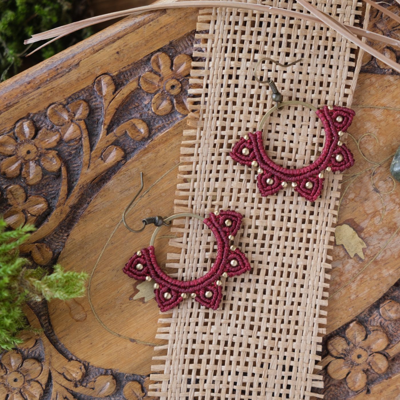 Blütenspitz 'Aicasse' - Makramee Ohrringe mit mehreren kleinen Blüten im Halbkreis Blütenspitz 'Aicasse' - Makramee Ohrringe mit mehreren kleinen Blüten im Halbkreis