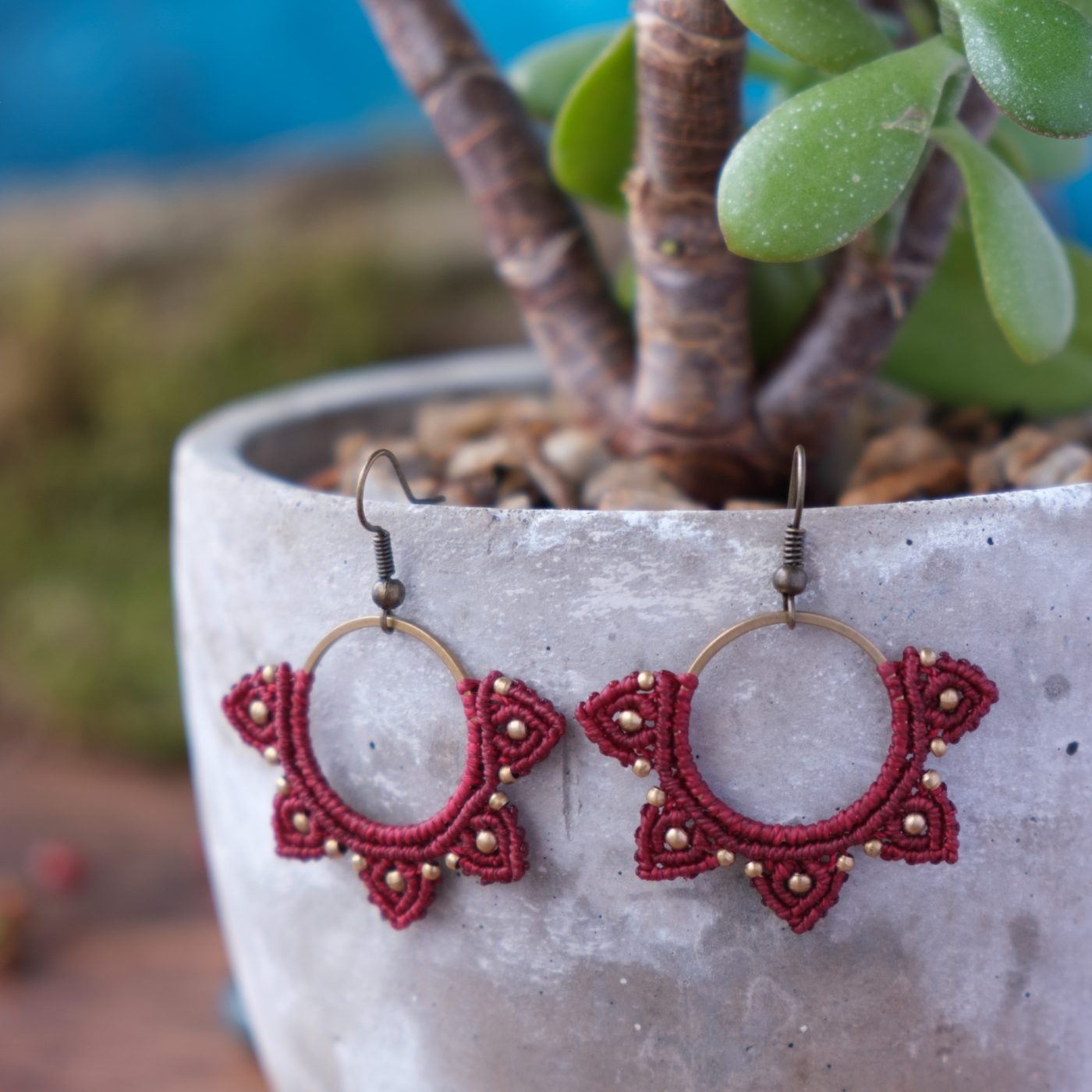 Blütenspitz 'Aicasse' - Makramee Ohrringe mit mehreren kleinen Blüten im Halbkreis Blütenspitz 'Aicasse' - Makramee Ohrringe mit mehreren kleinen Blüten im Halbkreis