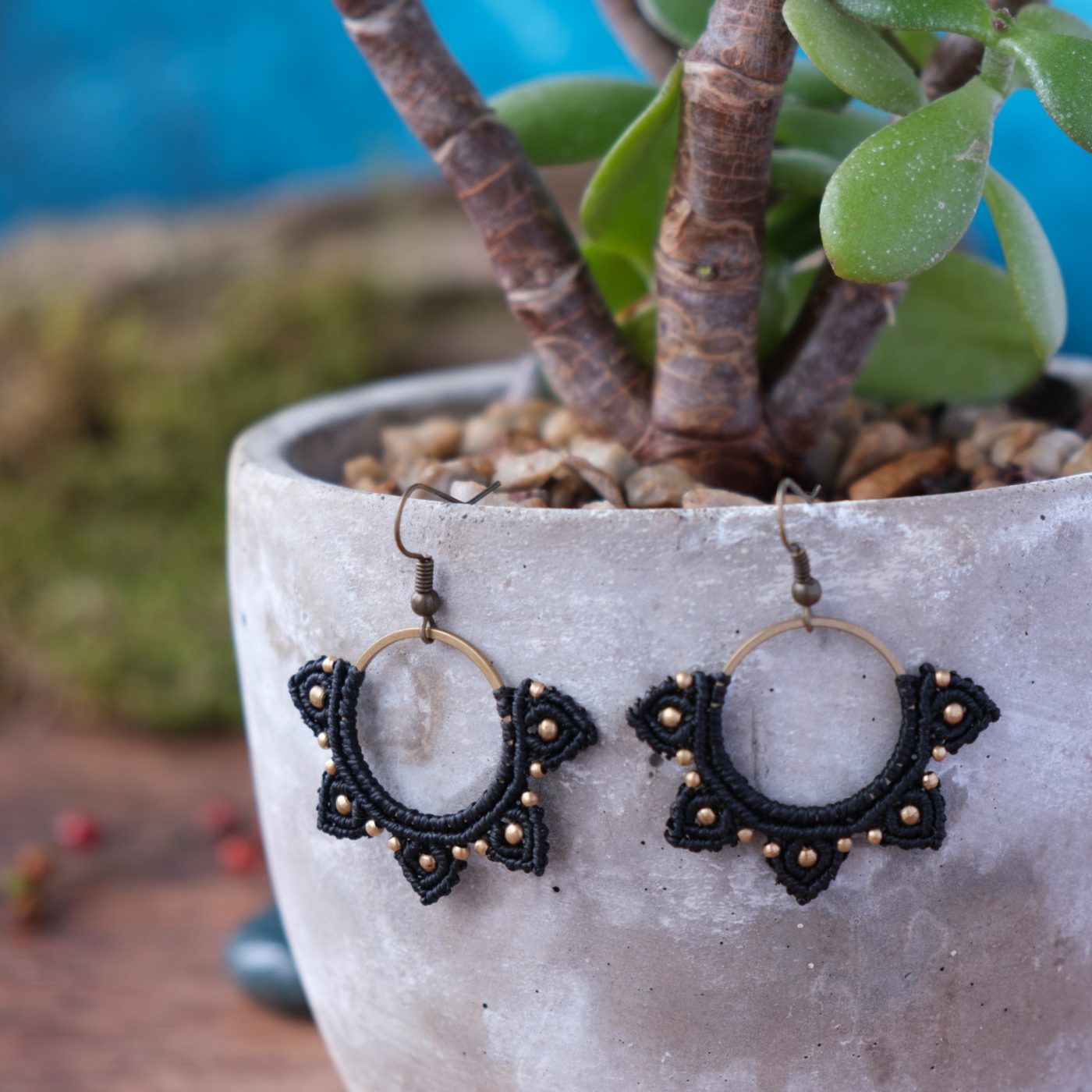 Blütenspitz 'Aicasse' - Makramee Ohrringe mit mehreren kleinen Blüten im Halbkreis Blütenspitz 'Aicasse' - Makramee Ohrringe mit mehreren kleinen Blüten im Halbkreis